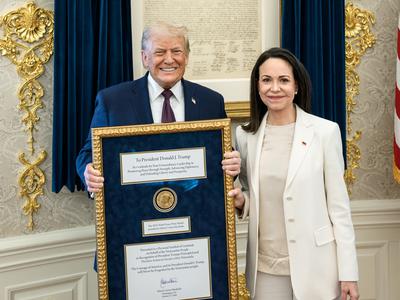 Venezuelska prejemnica Nobelove nagrade za mir svojo nagrado delila s Trumpom