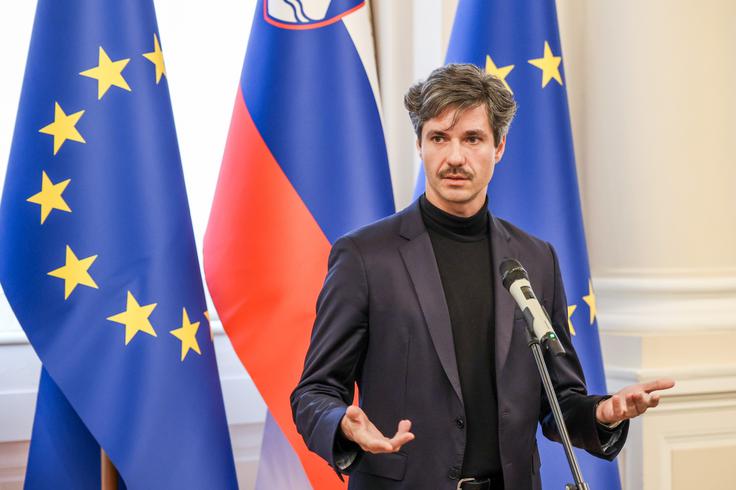 "To pomeni, da večina, ki nastaja v parlamentu, misli, da ima sama izključno pravico upravljati in voditi državo. Vendar je to, kako se je lotila vodenja države s tem zakonom, eklatanten primer, kako se države ne vodi," je dodal Mesec. | Foto: STA