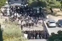 Množičen pretep med navijači pred derbijem v Splitu #video