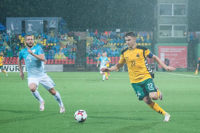 Slovenija je v uvodni kvalifikacijski tekmi za SP 2018 remizirala v deževni Vilni. | Foto: Sportida