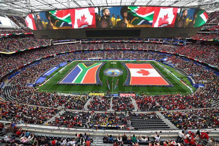 Prva tekma izločilnih bojev se igra na enem najmodernejših stadionov na svetu. SoFi v predmestju Los Angelesa je domači stadion ekip ameriškega nogometa LA Chargers in LA Rams. | Foto: Reuters