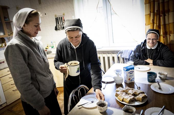 Sestre zelo rade kuhajo in pečejo. Postregle so nama odličen domač jabolčni zavitek, kavo in kosilo.  | Foto: Ana Kovač