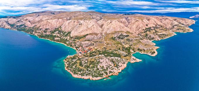 Otok Krk je po Cresu drugi največji hrvaški otok, obala je zelo razčlenjena. Dostopen je prek mosta ali s trajektom s Cresa ali Raba. | Foto: Getty Images