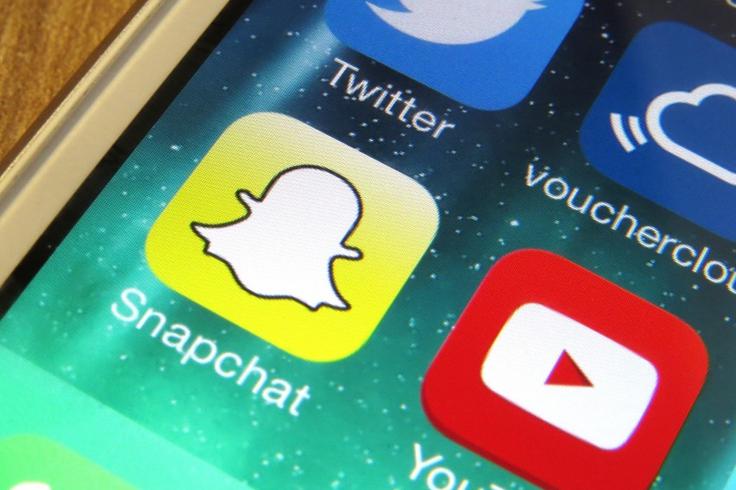 Spiegel in Murphy sta slutila, da lahko Picaboo zraste v nekaj gromozanskega, saj takšne aplikacije na trgu takrat še ni bilo. Preimenovala sta jo v Snapchat (na fotografiji je logotip; duhca, si je zamislil Brown), še prej pa sta Reggieja Browna izrinila iz nadaljnjega razvoja aplikacije. Brown ju je kasneje, ko je Snapchat postal svetovna uspešnica, tožil in izterjal 146 milijonov evrov odškodnine. | Foto: 