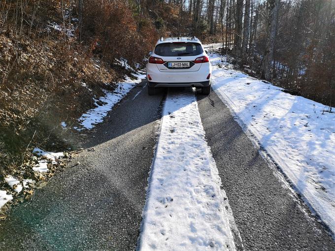 Sneg na tej cesti ponekod vztraja vse do pomladi. Tod ne vozijo plugi in sneg stopi šele sonce. | Foto: Gregor Pavšič