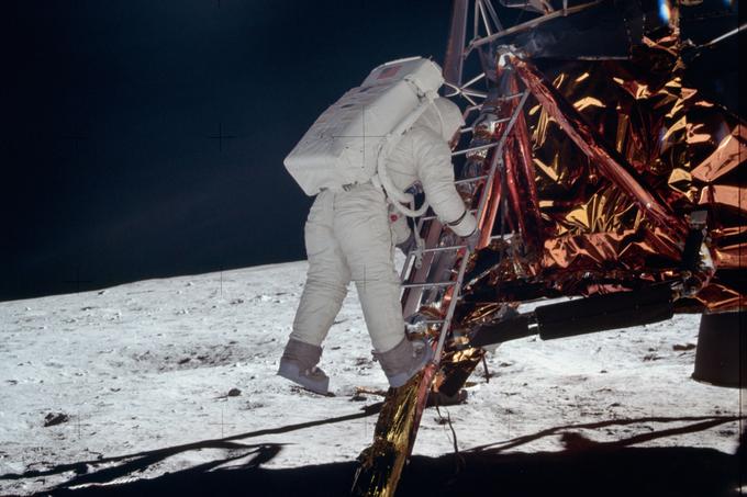 Buzz Aldrin tik pred tem, da postane drugi človek, ki je stopil na Luno. | Foto: Reuters