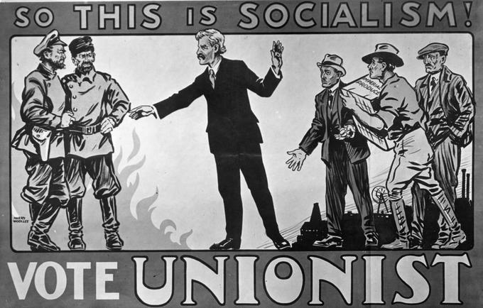 Pred volitvami leta 1924 so nasprotniki laburistov premierja Ramsaya MacDonalda (na sredini) slikali kot sodelavca ruskih boljševikov. Na fotografiji: plakat, ki nagovarja volivcev, naj glasujejo za unioniste. | Foto: Getty Images