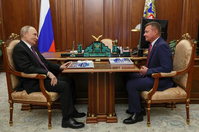 Roman Starovoit, Vladimir Putin | Fotografija januarskega srečanja ruskega predsednika Vladimirja Putina in ruskega ministra za promet Romana Starovoita, ki so ga mrtvega našli le nekaj ur po zadnjem sestanku s Putinom v ponedeljek, 7. julija. | Foto Reuters