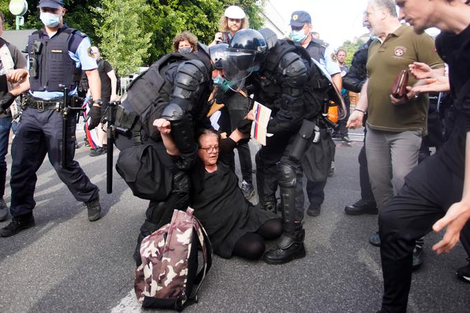 Na PU Ljubljana do zdaj glede postopkov uporabe prisilnih sredstev na petkovih protestih niso dobili nobene pritožbe. | Foto: STA ,