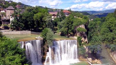 Jajce: slapovi, mlinčki in motoristi v rojstnem kraju Jugoslavije