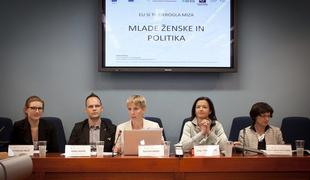 "Politika so starejši od 50 let, ki govorijo starejšim od 50 let"