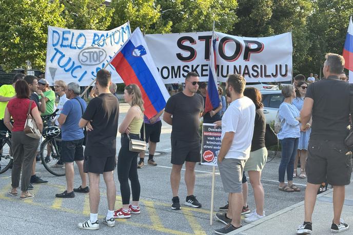 Protest Šentjernej | Zbrane je nagovoril tudi šentjernejski župan Jože Simončič, ki je dejal, da je med občani in Romi v preteklosti vladalo nekakšno krhko ravnovesje, ki je še omogočalo sobivanje. "Zdaj pa je zaradi izsiljevanj, tatvin in ropov ter fizičnih napadov nezaupanje preveliko in je sobivanje praktično nemogoče, kar je zelo neugodno in hkrati lahko nevarno," je dejal. | Foto STA