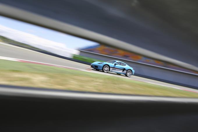 Dirkališče Istanbul Racing Park so odprli leta 2005, ko je bila tam prvič tudi dirka svetovnega prvenstva formule ena. Dirkališče, pod načrte se je podpisal znameniti arhitekt Hermann Tilke, velja za zelo tehnično in vozniško zahtevno. Steza poteka v nasprotni smeri urinega kazalca, dolgo je 5.338 metrov, višinska razlika pa znaša 40 metrov.  | Foto: Porsche