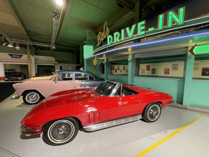 Vtis ameriškega dojemanja avtomobila iz šestdesetih let. V ospredju redeča chevrolet corvette stingray. V njej je 5,3-litrski motor V8 s 360 “konji”.  | Foto: Gregor Pavšič