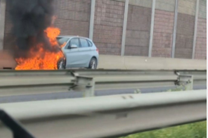 goreče vozilo, bmw serija 2 thumb | Foto Posnetek zaslona