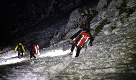 Pestra noč za gorske reševalce: planinci, obuti v športne superge, obtičali v bivaku pod Skuto