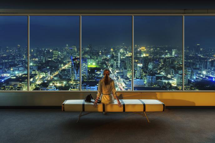 okno razgled meesto noč stavba ženska | Foto Thinkstock