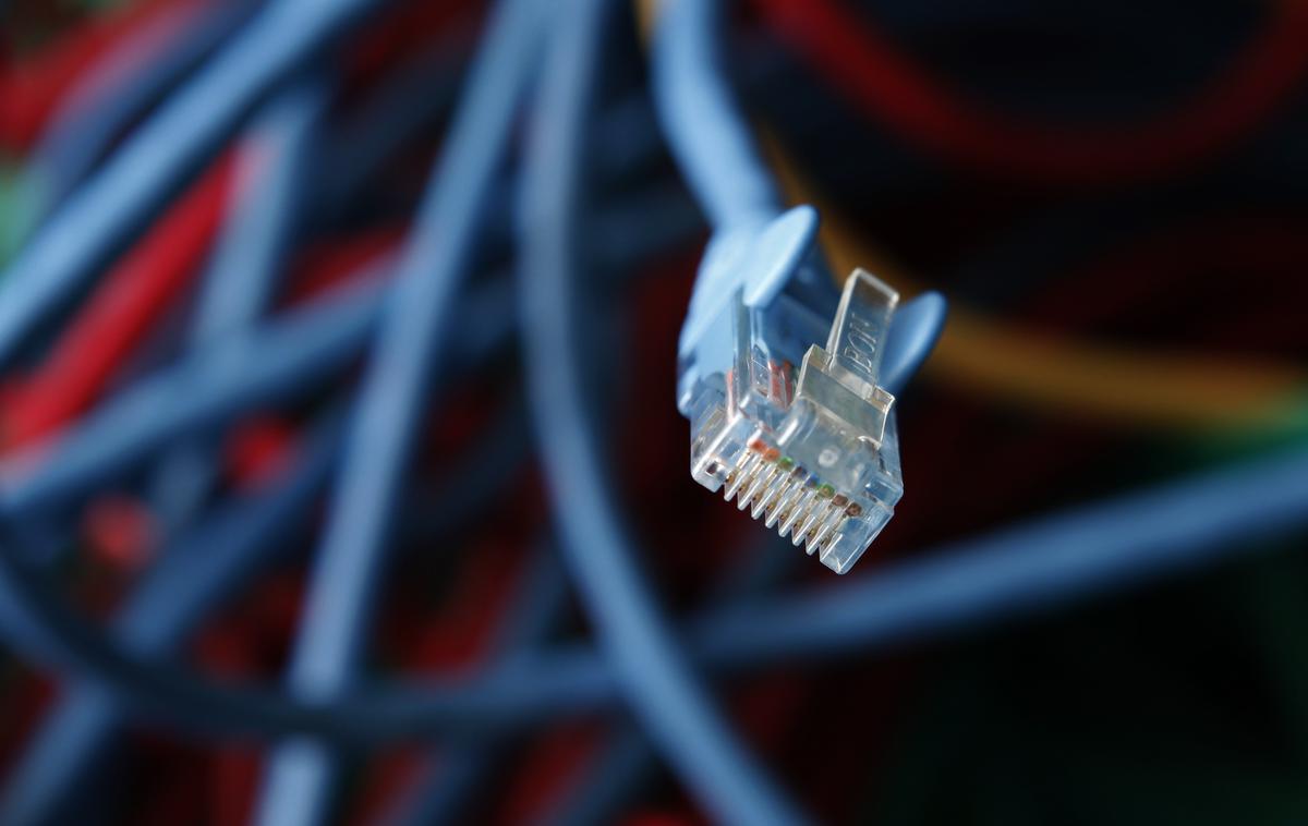 Internet, ethernet, internetni kabel, optika | Telekom Slovenije nadaljuje dejavnosti za gradnjo optičnega omrežja, ki bo omogočalo simetrične hitrosti do deset gigabitov v sekundi. | Foto Reuters