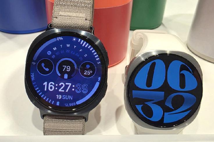 Deveta generacija Samsungove pametne ure Galaxy Watch prihaja v dveh velikostih. | Foto: Srdjan Cvjetović