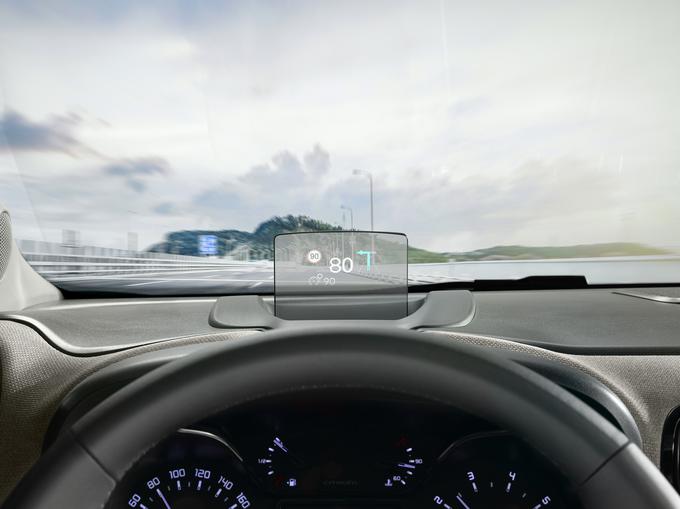 Po zaslugi prosojnega zaslona za prikaz podatkov so vozniku nenehno na voljo bistvene informacije za vožnjo brez odmika pogleda s cestišča. Informacije se v barvah projicirajo na prosojni zaslon v vašem vidnem polju. | Foto: Citroën