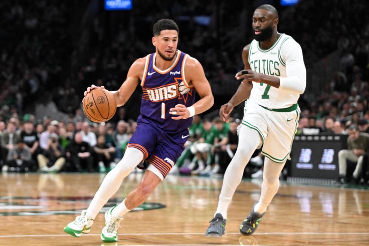 Booker je za Phoenix dosegel 40 točk, Jaylen Brown je na drugi strani dosegel še točko več. | Foto: Reuters