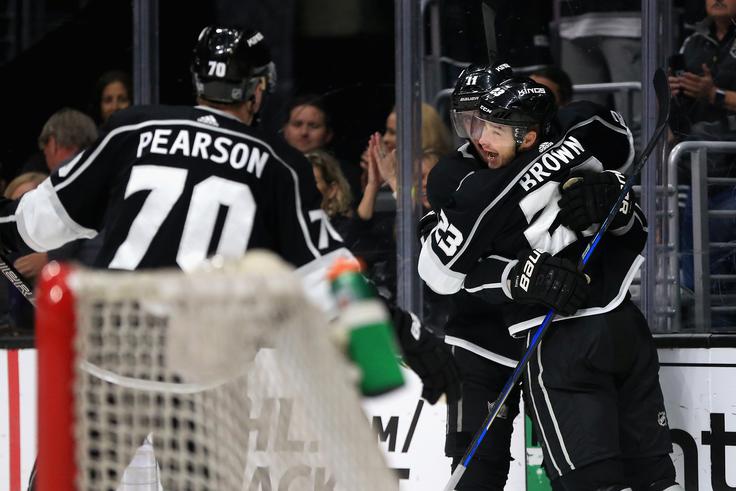 Dustin Brown je k zmagi Kraljev s 5:4 prispeval kar štiri zadetke.  | Foto: Getty Images