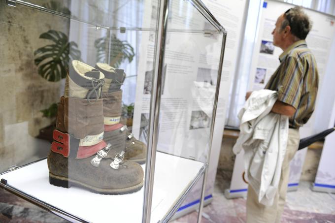 Višinske čevlje Nejca Zaplotnika z Everesta hranijo v Gorenjskem muzeju v Kranju. Leta 2011 so jih skupaj z Zaplotnikovim fotoaparatom, oblačili, pisalnim strojem in drugim razstavili v Mestni hiši Kranj. | Foto: STA ,