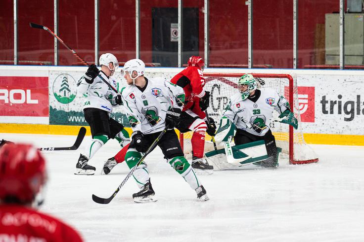 Slovenske barve sta ob sedmih italijanskih in devetih avstrijskih klubih v zadnji sezoni branila dva kolektiva: Jesenice in Olimpija. | Foto: Peter Podobnik/Sportida