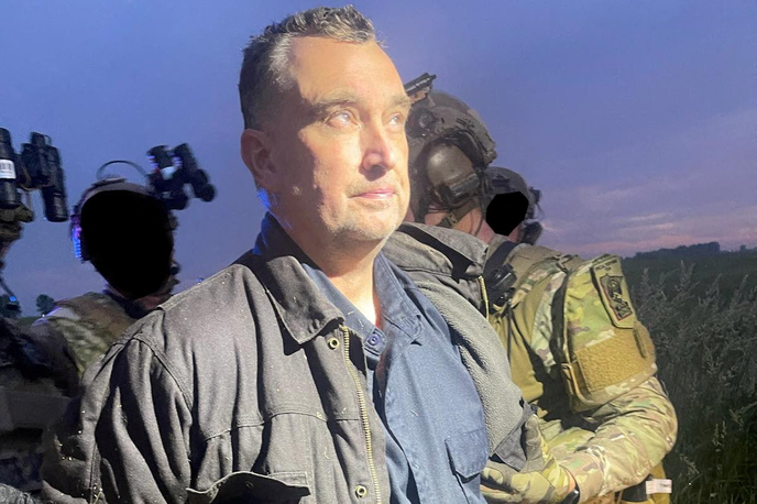 Vance Boelter | FBI in lokalna policija sta zagnala obsežno iskanje strelca, ki je po streljanju na policiste pobegnil peš in pustil vozilo, v katerem so policisti našli manifest in seznam drugih zakonodajalcev in uradnikov. | Foto Reuters