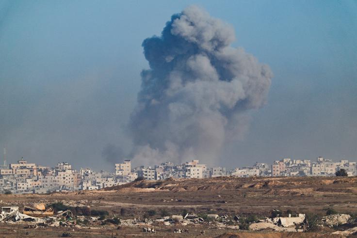 V zadnjih izraelskih napadih na območju Gaze je bilo ubitih najmanj 41 ljudi, med njimi 17 v bližini centra za razdeljevanje pomoči, so danes sporočile civilna zaščita in bolnišnice v palestinski enklavi. Izraelska vojska nadaljuje ofenzivo, čeprav je premier Benjamin Netanjahu podprl načrt ameriškega predsednika Donalda Trumpa za končanje vojne v Gazi. | Foto: Reuters