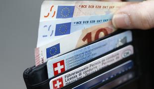 V Švici in Nemčiji višajo minimalno plačo, pri nas bi jo raje zamrznili