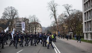 Na stotine glasnih policistov s piščalkami: Lopovi, lopovi! (foto in video)