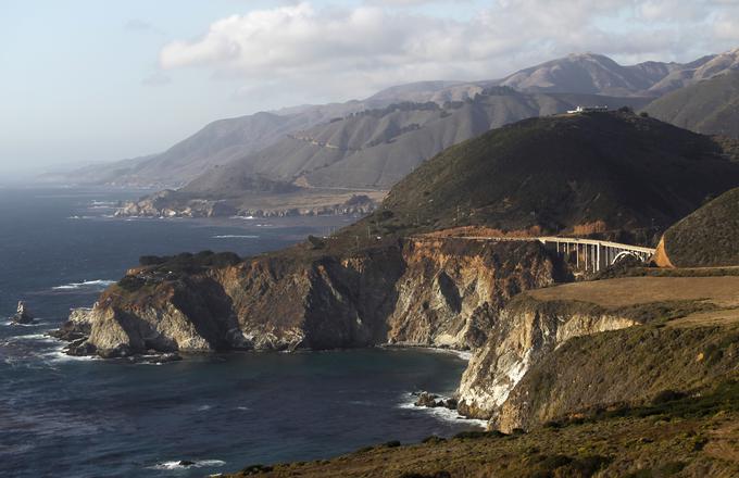 Kalifornijska obalna cesta je pravi raj za voznike avtomobilov. | Foto: Reuters