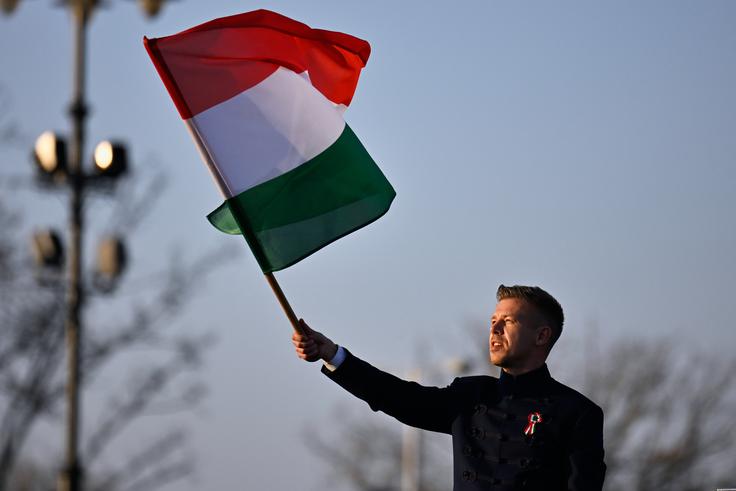 Magyar je Orbana premagal tudi zato, ker se je madžarskim volivcem predstavil kot domoljubni Madžar, ki se bojuje proti skorumpiranemu sistemu in ruskemu vplivu. Izogibal se je izjavam v korist Ukrajine, ker je vedel, da madžarski volivci večinoma niso naklonjeni Ukrajini. | Foto: Guliverimage