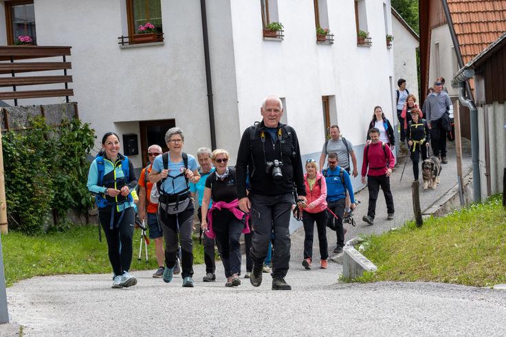 Številni obiskovalci so se v Podbrdo pripeljali z vlakom ter se udeležili vodenega pohoda do Stržišč. | Foto: Cene Panjtar