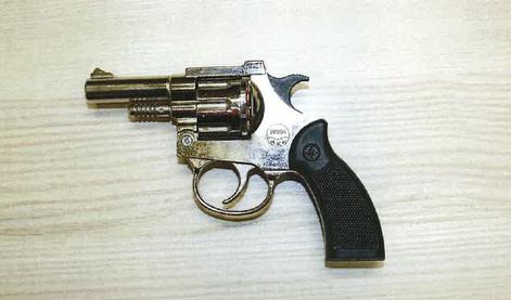 Celjan v le nekaj dneh izvedel tri rope: prodajalki grozil z revolverjem