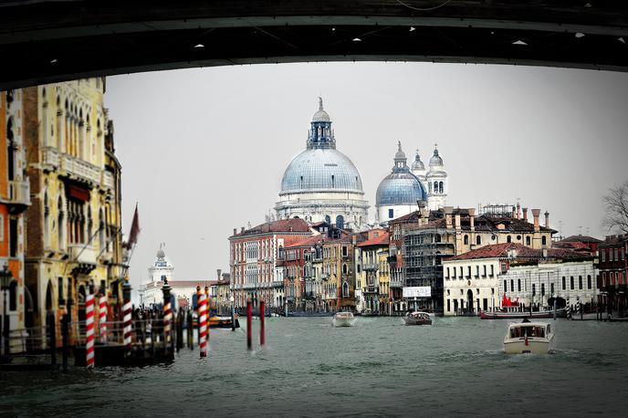 Benetke, karneval | Namen sistema Mose, ki ga sestavlja 78 pregrad, je zaščiti Benetke pred poplavami, kakršnim je bilo mesto denimo priča leta 2019. | Foto Guliverimage