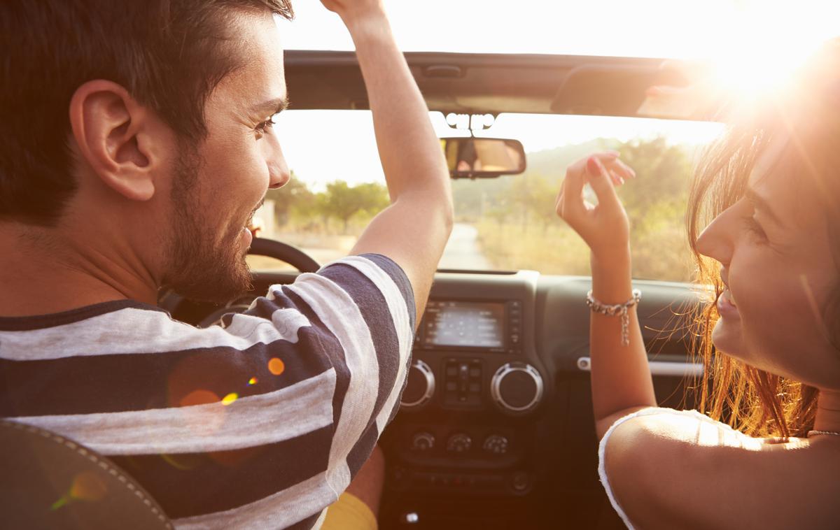 mladi, par, vožnja, ljubezen, poletje, avto | Foto Shutterstock