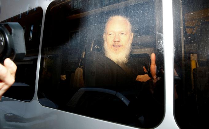 47-letnega žvižgača Juliana Assangea je Ekvador aprila po sedmih letih izgnal s svojega veleposlaništva v Londonu, nato so ga aretirali Britanci.  | Foto: Reuters