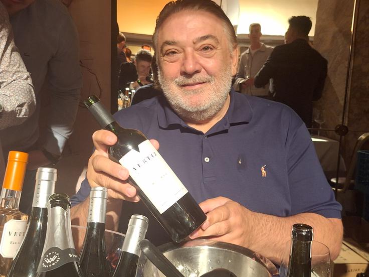 Slobodan Živojinović kmalu po koncertu v Stožicah s svojim vinom | Foto: Franci Kek