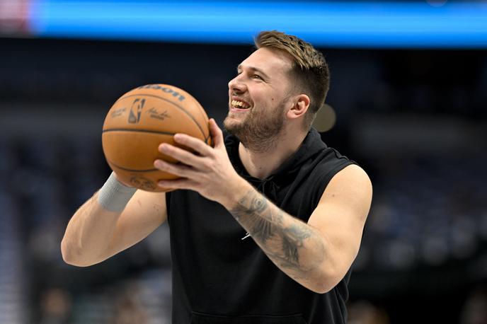 Luka Dončić Dallas Portland | Luka Dončić si je pred srečanjem s Portlandom vzel čas za brata Marshall in ju obdaroval. | Foto Reuters