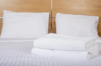 Turistka zmedena zaradi posteljnine, Hrvati se čudijo in pojasnjujejo #video