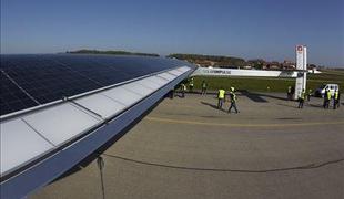 Letalo na sončno energijo uspešno opravilo prvi mednarodni let (foto)