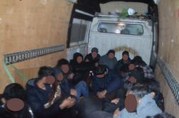 V kombiju prevažal 16 Pakistancev #foto