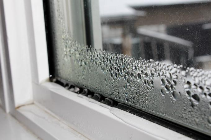 Vlaga, ki nastaja ob vogalih oken, je resen pokazatelj prekomerne vlažnosti v notranjih prostorih. | Foto: 
