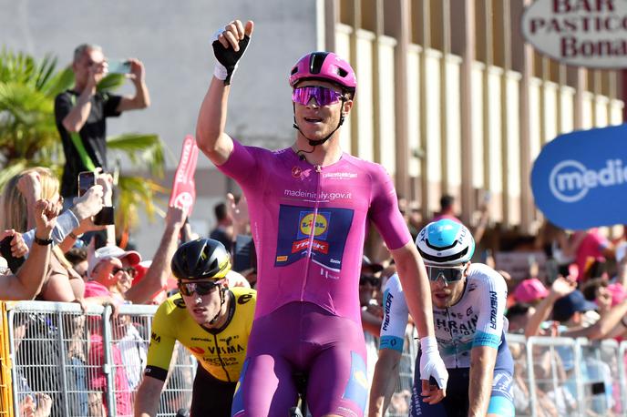 Jonathan Milan, Giro 2024 | Jonathan Milan se je veselil še tretje etapne zmage na letošnjem Giru.  | Foto Reuters