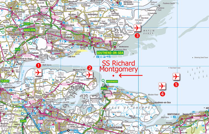 Lokacija potopljene ladje SS Richard Montgomery v ustju reke Temze ob jugovzhodni obali Velike Britanije. Razbitina je od središča Londona oddaljena približno 60 kilometrov. Z letali so označene lokacije pristajalnih stez, ki bi bile del predlaganega novega letališkega kompleksa v Temzini delti. Projekt je prebivalcem obalnih mest v neposredni bližini SS Richard Montgomery med letoma 2008 in 2013 dajal nekaj upanja, da se bo britanska vlada končno lotila eksplozivne grožnje. Takrat so londonske oblasti na čelu s takratnim županom Borisom Johnsonom začele znova načrtovati gradnjo kompleksa letališč v ustju reke Temze. Takšen projekt bi zaradi zagotavljanja varnosti zagotovo zahteval nevtralizacijo morebitne nevarnosti, ki jo predstavlja 1.400 ton potopljenega eksploziva. A z letališčem na koncu ni bilo nič, projekt so leta 2014 ukinili. | Foto: Thomas Hilmes/Wikimedia Commons