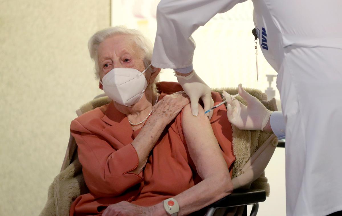 Cepljenje po svetu covid-19 | Smrtnost zaradi pljučnice začne strmo naraščati po 65. letu starosti. Za približno deset odstotkov v bolnišnici zdravljenih bolnikov je pljučnica usodna, pri tistih s pridruženimi kroničnimi boleznimi in pri tistih na intenzivnih oddelkih pa je delež še precej višji − od 20 do 40 odstotkov. Podoben delež doleti oskrbovance v domovih. | Foto Reuters
