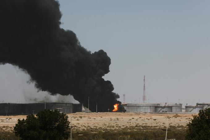 Razstreljeni rezervoar nafte je pripadal družbi Aramco, ki je drugi največji proizvajalec nafte na svetu.  | Foto: Reuters