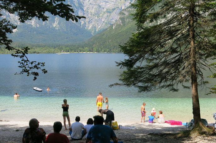 Bohinjsko jezero | V letošnjih prvih osmih mesecih skupaj je Slovenijo obiskalo nekaj več kot pet milijonov turistov, ki so skupaj ustvarili 13,2 milijona prenočitev. | Foto STA